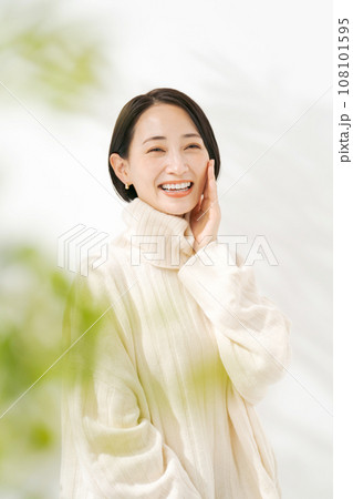 肌の潤いを実感する女性 肌の潤いを実感する女性 108101595