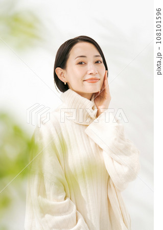 肌の潤いを実感する女性 肌の潤いを実感する女性 108101596