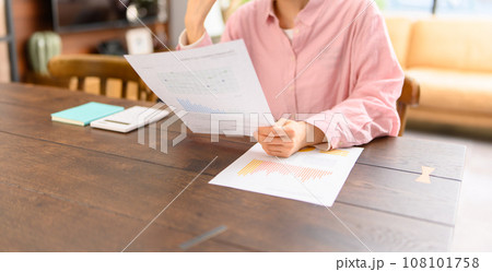 在宅ワーク　女性 108101758