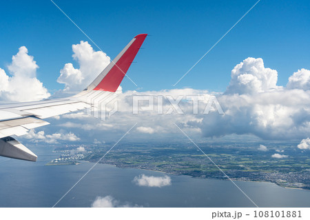 愛知県中部国際空港セントレアを飛び立った直後の飛行機の翼と海岸の景色 108101881