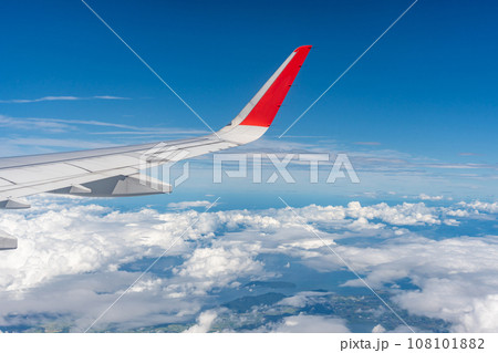 日本上空を飛行中の飛行機の翼と下界の景色 日本上空を飛行中の飛行機の翼と下界の景色 108101882
