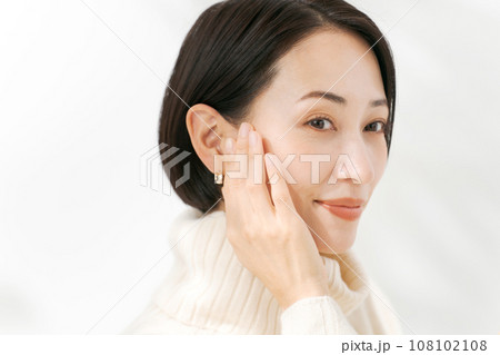 肌の潤いを実感する女性 108102108