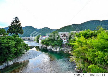 《岐阜県》下呂市小坂町　深緑の山々と飛騨川の風景 108102511