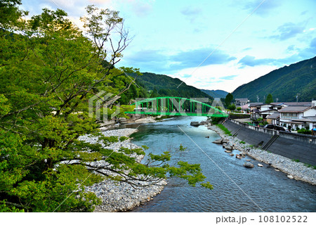 《岐阜県》下呂市小坂町　深緑の山々と飛騨川の風景 108102522