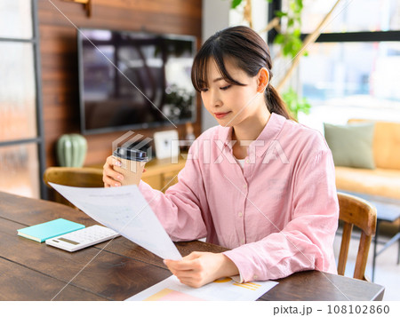 在宅ワーク　女性 108102860