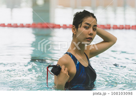 大人のスイミング 108103098