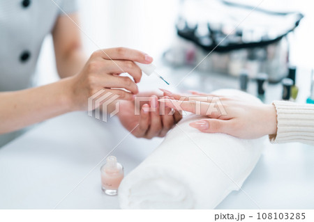 【美容】　ハンドケアをするネイリスト 108103285