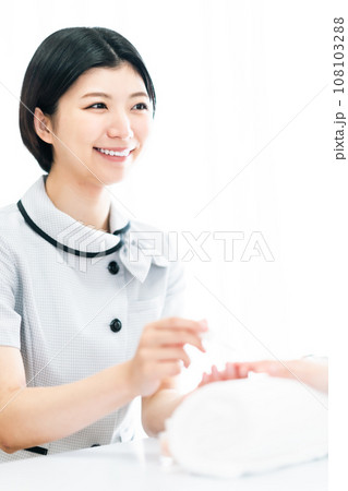 【美容】 ハンドケアをするネイリスト 【美容】 ハンドケアをするネイリスト 108103288