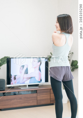 リビングでストレッチをする若い女性 108103290