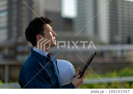 タブレットを持った建設業の男性 タブレットを持った建設業の男性 108103307
