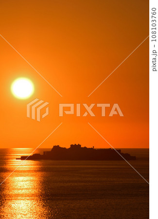 軍艦島の夕景 108103760