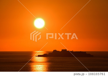 軍艦島の夕景 108103761