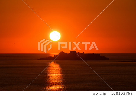 軍艦島の夕景 108103765