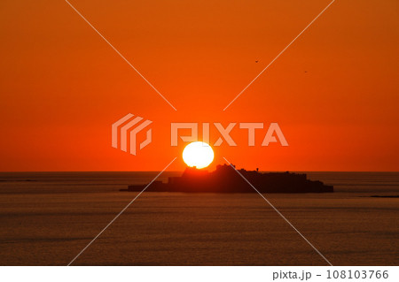 軍艦島の夕景 108103766