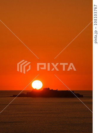 軍艦島の夕景 108103767