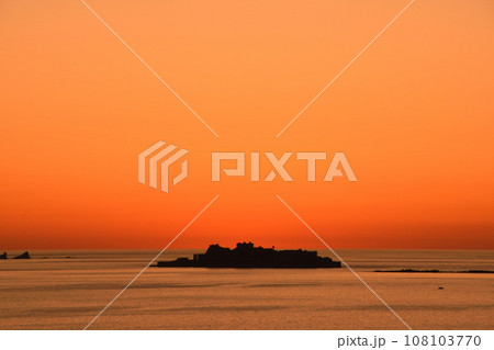 軍艦島の夕景 108103770