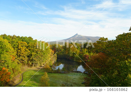 北海道の絶景 秋の函館大沼公園の紅葉風景 北海道の絶景 秋の函館大沼公園の紅葉風景 108103862
