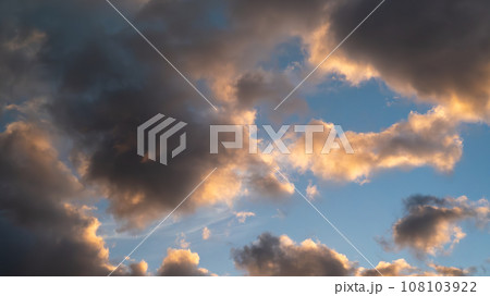 夕暮れ雲陰影 夕暮れ雲陰影 108103922