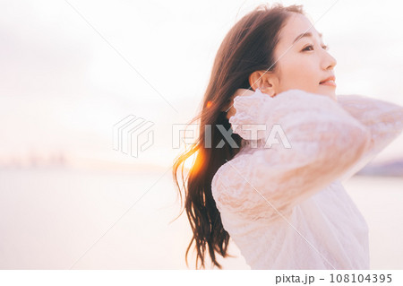 夕日背景のビューティーイメージ 夕日背景のビューティーイメージ 108104395