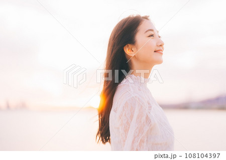 夕日背景のビューティーイメージ 108104397