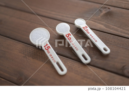 計量スプーンで塩を計る 計量スプーンで塩を計る 108104421