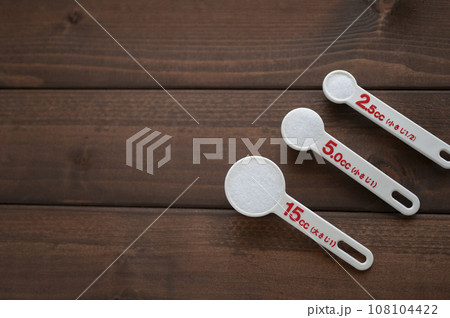 計量スプーンで塩を計る 計量スプーンで塩を計る 108104422