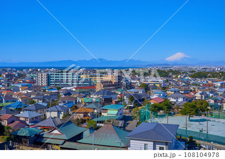 神奈川県藤沢市片瀬山5丁目付近から西側の街並み(片瀬市街,富士山など)を見る 神奈川県藤沢市片瀬山5丁目付近から西側の街並み(片瀬市街,富士山など)を見る 108104978