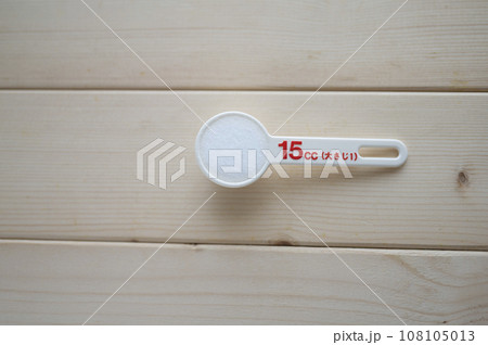 計量スプーンで塩大さじ一杯 108105013