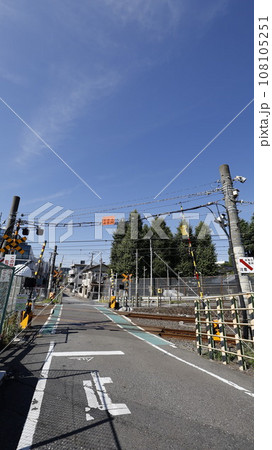 JR山手線に2023年現在で唯一残る踏切「第2中里踏切」（東京都北区） 108105251