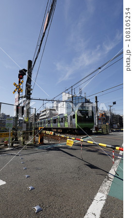 JR山手線に2023年現在で唯一残る踏切「第2中里踏切」（東京都北区） 108105254