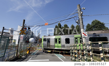 JR山手線に2023年現在で唯一残る踏切「第2中里踏切」（東京都北区） 108105327