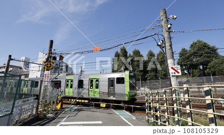 JR山手線に2023年現在で唯一残る踏切「第2中里踏切」（東京都北区） 108105329