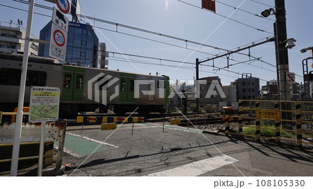 JR山手線に2023年現在で唯一残る踏切「第2中里踏切」（東京都北区） 108105330