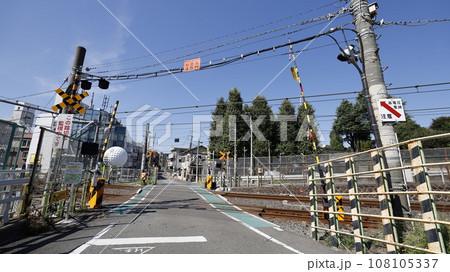 JR山手線に2023年現在で唯一残る踏切「第2中里踏切」(東京都北区) JR山手線に2023年現在で唯一残る踏切「第2中里踏切」(東京都北区) 108105337