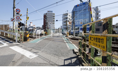 JR山手線に2023年現在で唯一残る踏切「第2中里踏切」（東京都北区） 108105356
