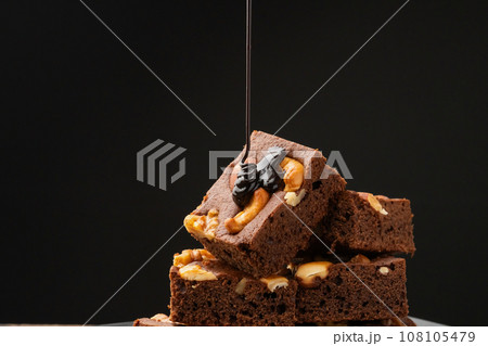 ブラウニー　　チョコシロップをかける 108105479