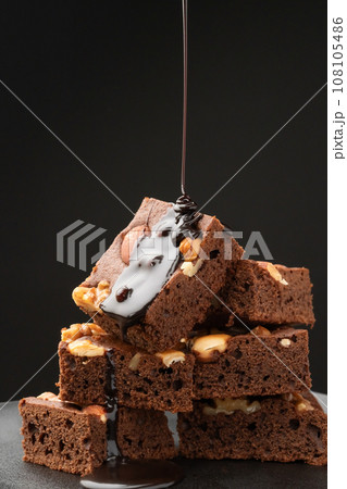 ブラウニー チョコシロップをかける ブラウニー チョコシロップをかける 108105486