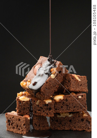 ブラウニー　　チョコシロップをかける 108105488