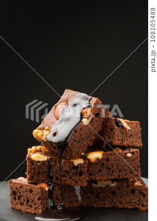 ブラウニー　　チョコシロップをかける 108105489