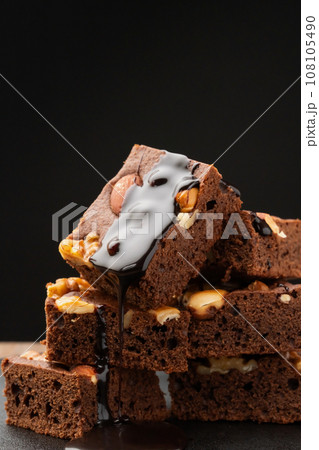 ブラウニー　　チョコシロップをかける 108105490