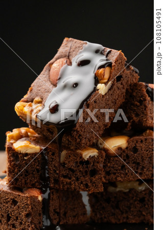ブラウニー チョコシロップをかける ブラウニー チョコシロップをかける 108105491