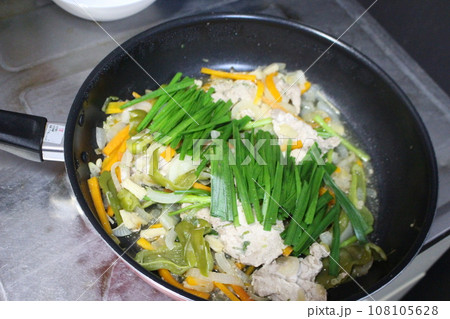 鍋で煮た鍋料理 にら!! 鍋で煮た鍋料理 にら!! 108105628