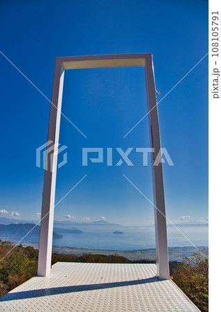 真っ赤なコキアが綺麗なびわこ箱館山 108105791