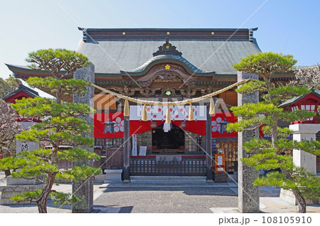 福岡県築上町にある梅の名所綱敷天満宮境内と社殿 108105910