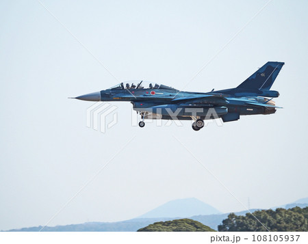 轟音を立てて頭上を通過する航空自衛隊のF2戦闘機 轟音を立てて頭上を通過する航空自衛隊のF2戦闘機 108105937