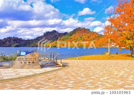 晩秋の 十和田湖畔から眺望する青空と紅葉 晩秋の 十和田湖畔から眺望する青空と紅葉 108105963