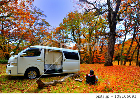 紅葉の中 バンライフ 赤城山山中 紅葉の中 バンライフ 赤城山山中 108106093