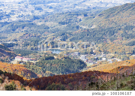 秋の山形蔵王　蔵王ロープウェイ 地蔵山頂駅からみた蔵王温泉街　山形県山形市 108106187