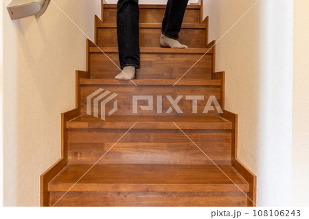 木の階段を下りる 木の階段を下りる 108106243