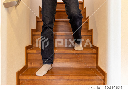 木の階段を下りる人物 108106244
